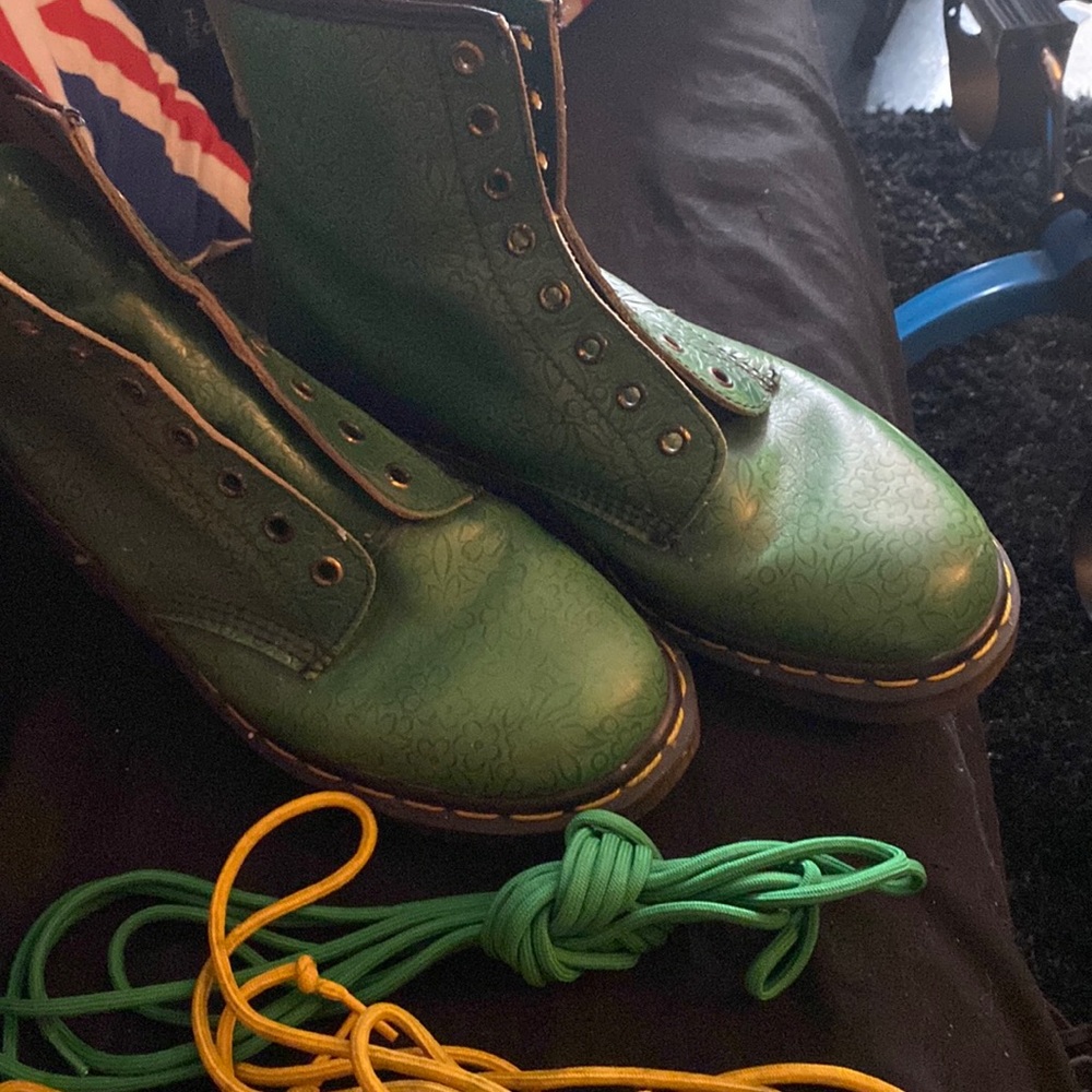 Green flowers Dr Martens boots size 10 in Women's